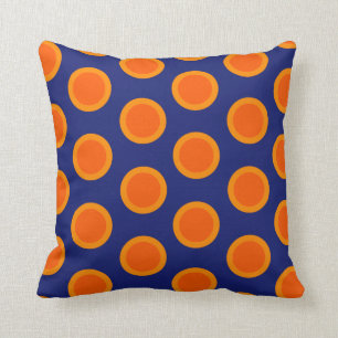 Oranges de point de polka sur le coussin bleu
