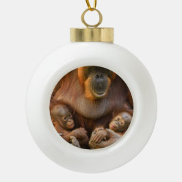 Orangutan Moeder die twee baby's houdt Keramische Bal Ornament