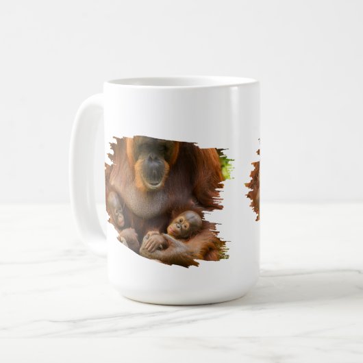 Orangutan Moeder die twee baby's houdt Koffiemok (Voorkant links)