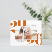 Oranje 2025 Bold Typography Afstuderen Invitation (Staand voorkant)