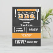 Oranje BBQ Birthday Chalkboard Uitnodiging (Staand voorkant)