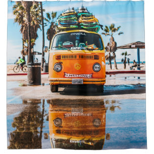 Oranje bestelwagen met surfplank bovenaan douchegordijn
