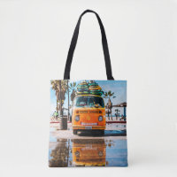 Oranje bestelwagen met surfplank bovenaan