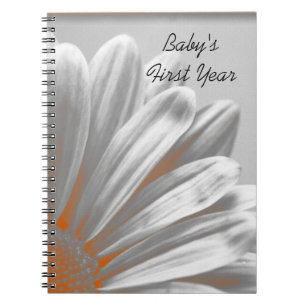 Oranje bloemen markeren eerste jaar baby notitieboek