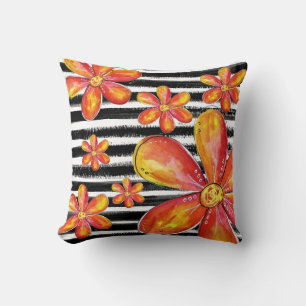 Oranje bloemen op zwarte strepen kussen