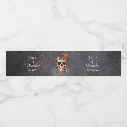 Oranje bloemenelegante schedel minimale bruiloft waterfles etiket (Enkel label)