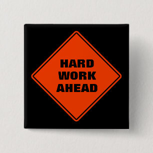 Oranje bord met waarschuwing voor hard werk vooraf vierkante button 5,1 cm