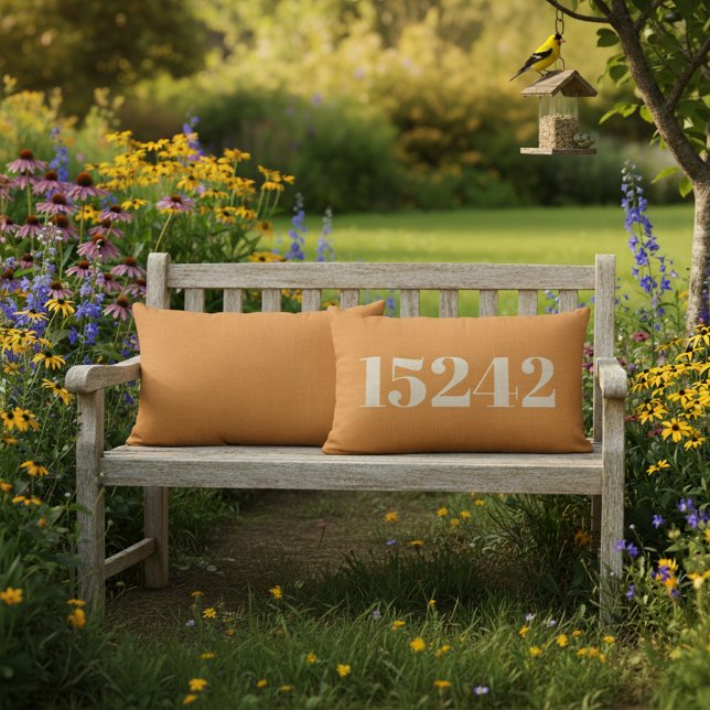 Oranje buitenkussen met gepersonaliseerde postcode (Orange zip code outdoor pillow. Customize the location to show your own home's zip code.)