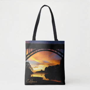 Oranje Californische kustzonsondergang onder Brug Draagtas