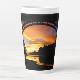 Oranje Californische kustzonsondergang onder Brug Latte Mok