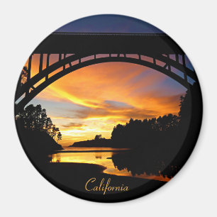 Oranje Californische kustzonsondergang onder Brug Magneet