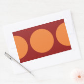 Oranje cirkels op rood rechthoekige sticker (Envelop)