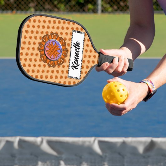 Oranje Clover Ribbon door Kenneth Yoncich Pickleball Paddle (Insitu)