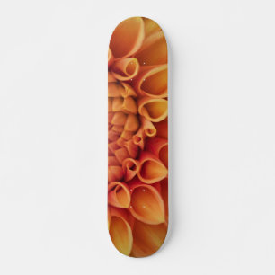 Oranje dahlia bloem in het midden skateboard
