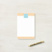 Oranje diamanten patroon en monogram post-it® notes (Op bureau)