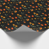Oranje en gele bloemen op zwart cadeaupapier (Hoek)