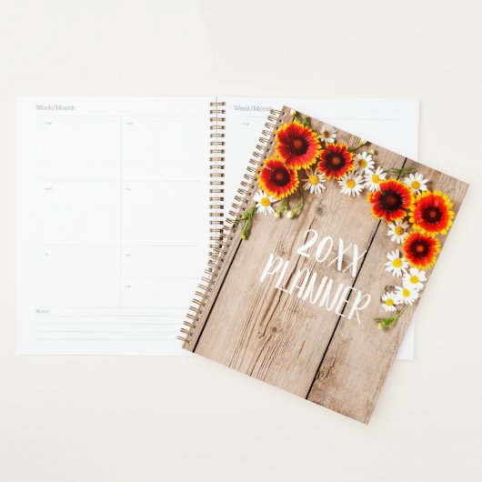 Oranje en gele kamillebloemen op rustiek hout planner (Display)