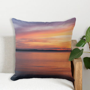 Oranje en paarse avond zonsondergang boven meer fo kussen