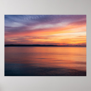 Oranje En Paarse Zonsondergang Over Landschap Meer Poster