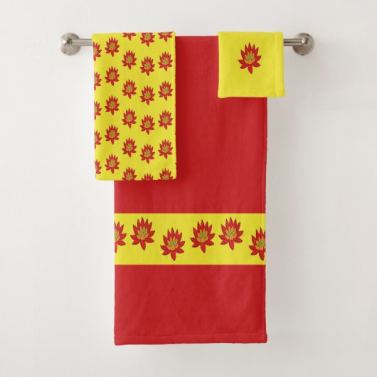 Oranje en rode spiraalbloem op geel bad handdoek (Insitu)