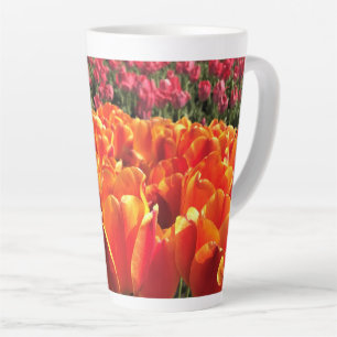 Oranje en rode tulpen latte mok