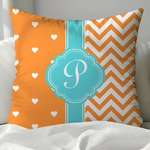 Oranje en Turquoise Monogram Harten en Chevron Kussen