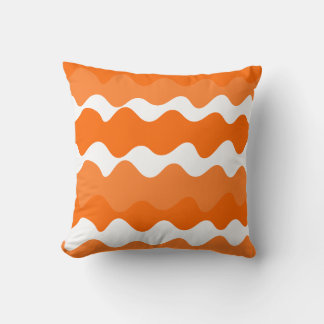 Oranje en wit horizontaal golfpatroonontwerp kussen