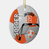 ⚽ Oranje en wit Voetbal personaliseren Keramisch Ornament (Rechts)