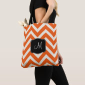 Oranje en witte Chevron Stripes met monogram Tote Bag (Dichtbij)
