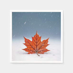 Oranje esdoornblad op verse sneeuw servet