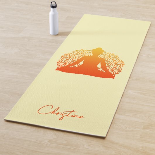 Oranje-geel yogapose met aangepaste naam yogamat (In situ)
