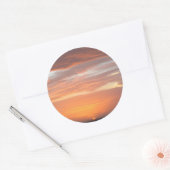 Oranje gekleurde hemel ronde sticker (Envelop)