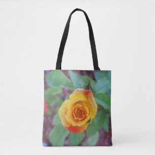 Oranje gele roos met ochtenddauw op een canvas tas