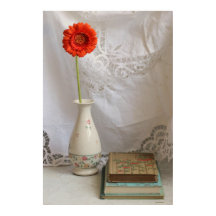 Oranje gerbera en oude boeken