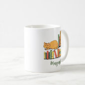 Oranje kat op boekenplank met handgemaakte koffieb koffiemok (Voorkant rechts)