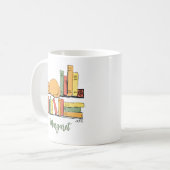 Oranje kat op boekenplank met handgemaakte koffieb koffiemok (Voorkant links)