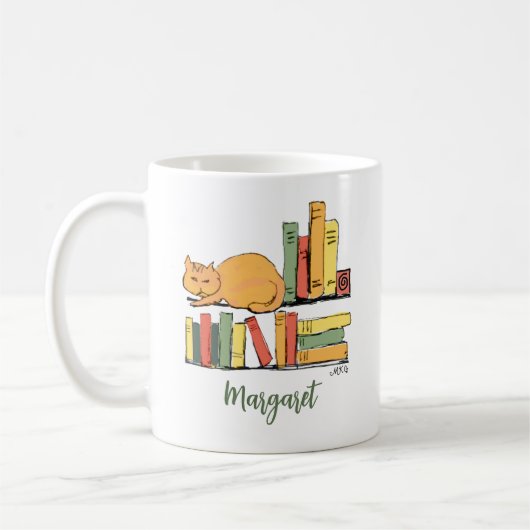 Oranje kat op boekenplank met handgemaakte koffieb koffiemok (Links)