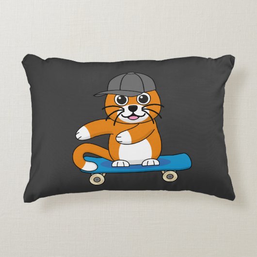 Oranje kat op de Cartoon van het skateboard Accent Kussen (Voorkant)