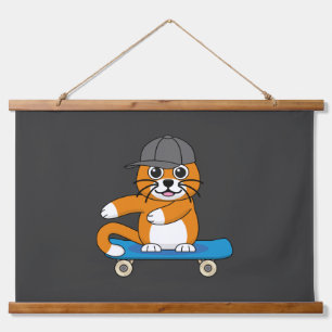 Oranje kat op de Cartoon van het skateboard Hangend Wandkleed