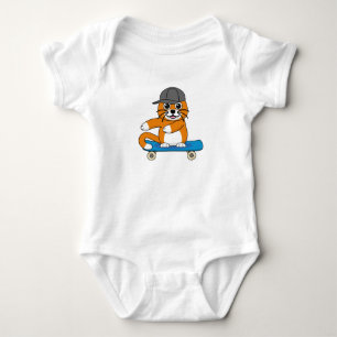 Oranje kat op de Cartoon van het skateboard Romper