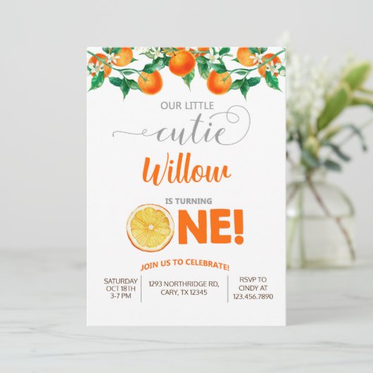 Oranje kleine meid met een verjaardagsuitnodiging. kaart (Staand voorkant)