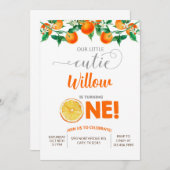 Oranje kleine meid met een verjaardagsuitnodiging. kaart (Voorkant / Achterkant)