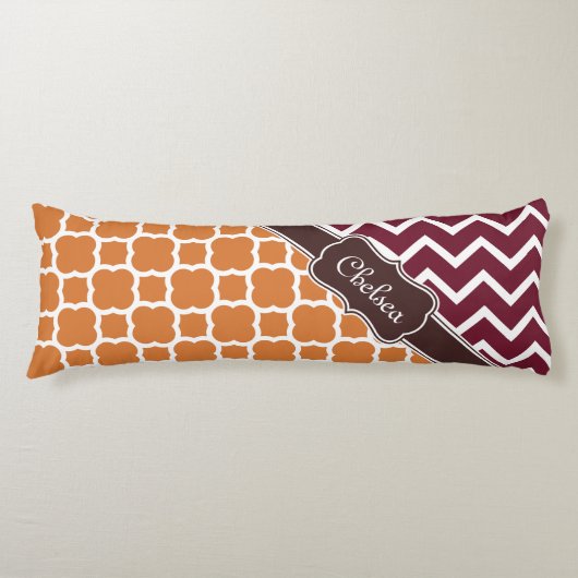 Oranje Lattice Maroon Chevron Pattern Naam bruin Lichaamskussen (Voorkant)