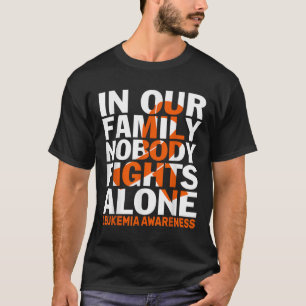 Oranje lint voor leukemie bewustzijn familie onder t-shirt