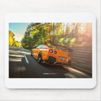 Oranje Nissan GT-R die door de straten van Seattle Muismat