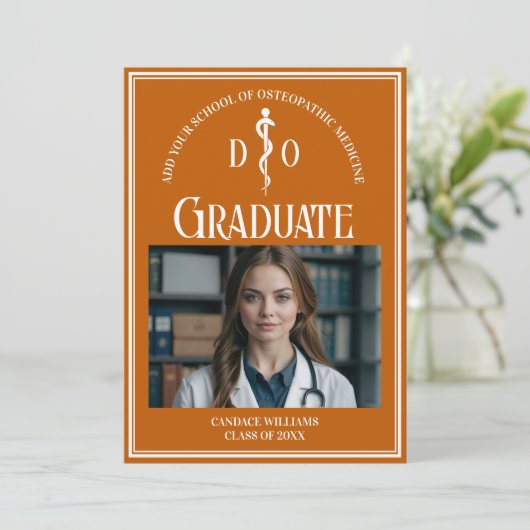 Oranje Osteopathische Medische School Afstuderen F Aankondiging (Staand voorkant)