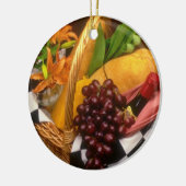 Oranje picknand met wijn, kaas, brood en keramisch ornament (Links)