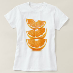 Oranje plakken in een stapel t-shirt