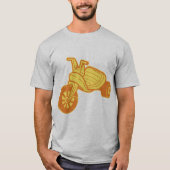 Oranje plastic driewielig grafisch t-shirt (Voorkant)