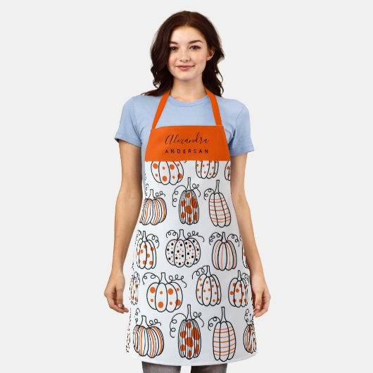Oranje Pompoen Patroon Script Naam Monogram Chef Schort (Gedragen)